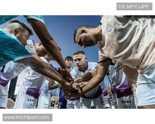 足球明星进场时的独特仪式揭秘：为何他们总要亲吻草坪与摸地的背后故事